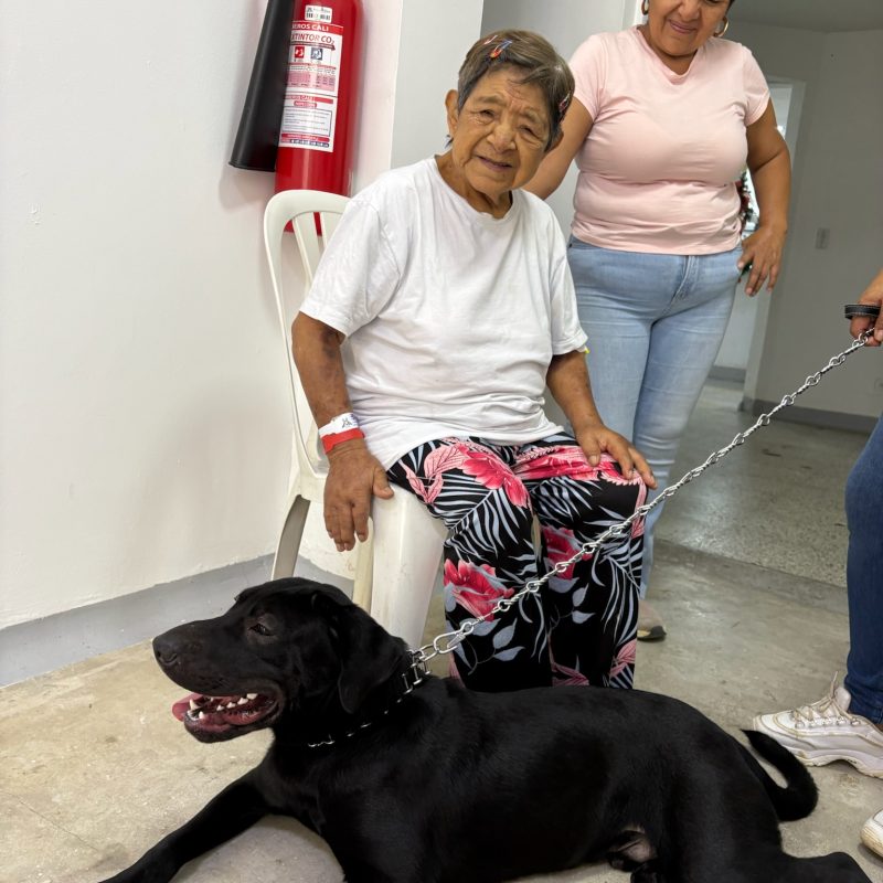 (La paciente María Dolores, hospitalizada en Medicina Interna, junto a su hija y su
mascota de apoyo emocional, Orión.)